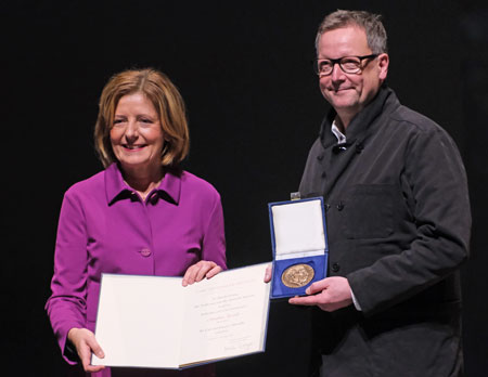 Ministerpräsidentin Malu Dreyer ehrt Matthias Brandt mit der Carl Zuckmayer Medaille im Mainzer Staatstheater - © Foto: Diether von Goddenthow