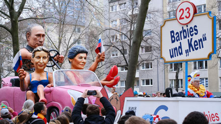 Barbies und "Ken" - eine bittersüße Persiflage auf naives Putinvertrauen. © Foto Diether von Goddenthow